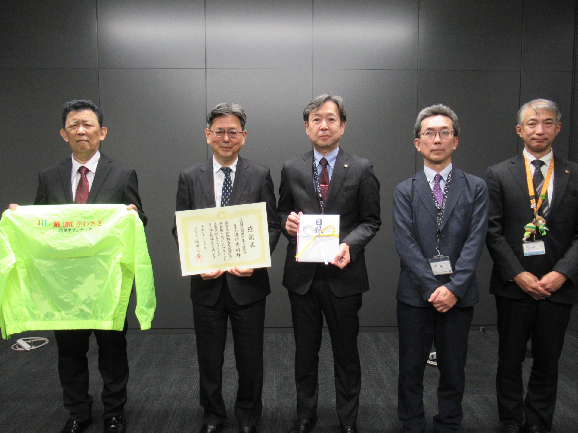 「街路樹等愛護会（川崎市）」へ活動用ブルゾンを寄贈しました。 